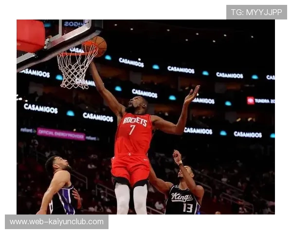 科林斯连续抢下前场篮板，老鹰获得宝贵机会